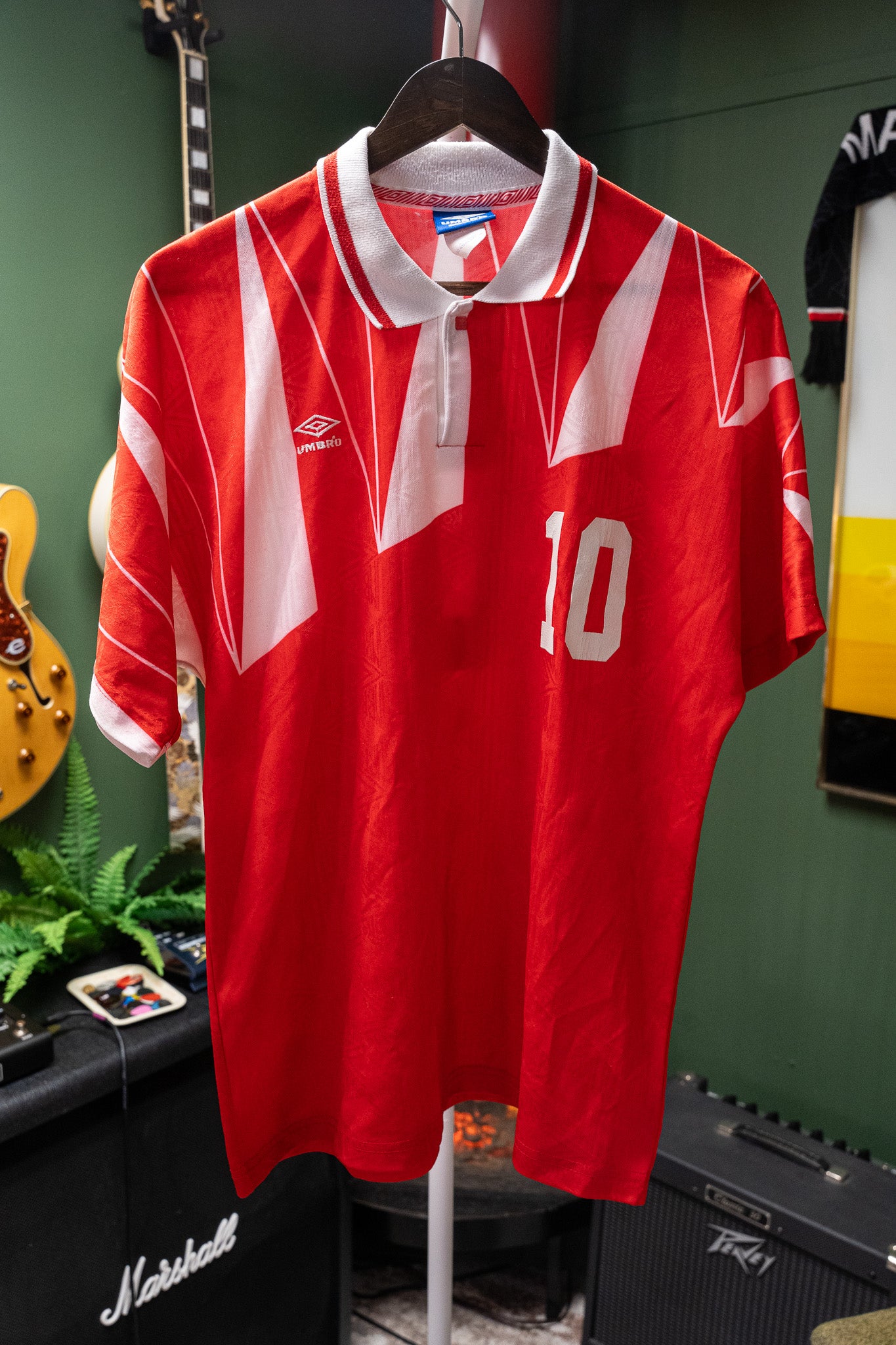 Vintage - Umbro Red Geometric Futbol/SoccerJersey – #10 – Size M