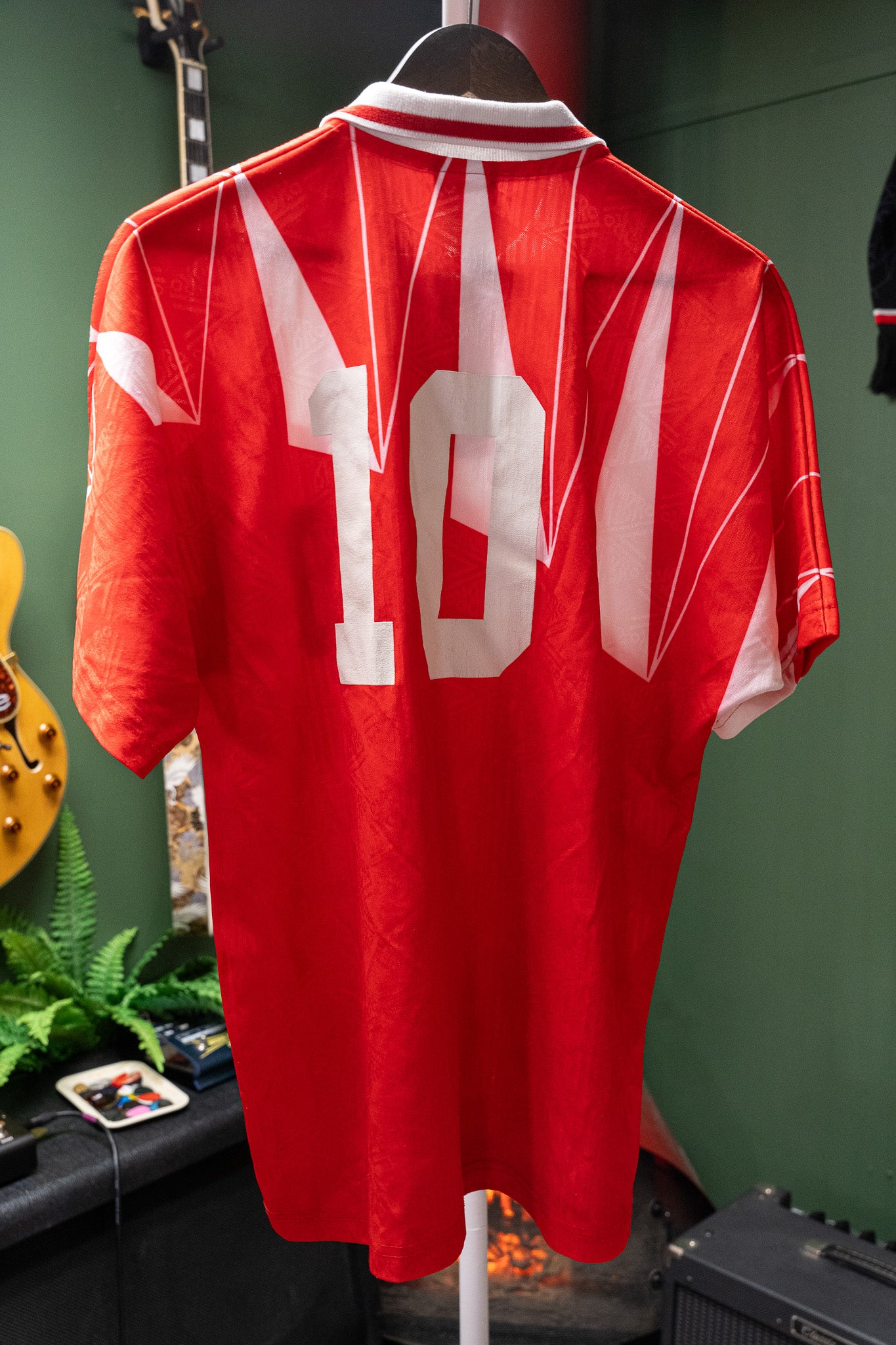 Vintage - Umbro Red Geometric Futbol/SoccerJersey – #10 – Size M