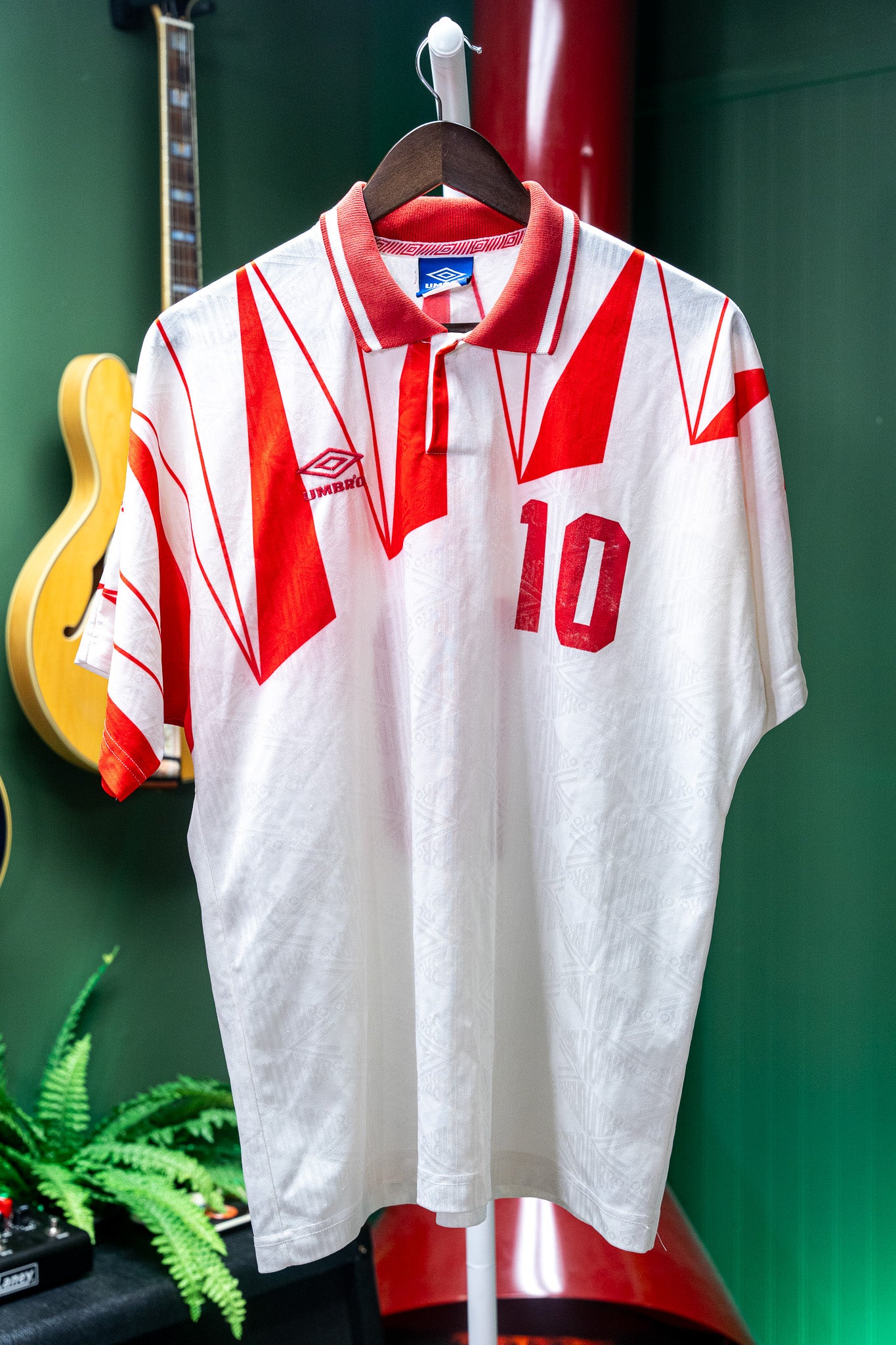 Vintage - Umbro 1990s Red & White Patterned Futbol/Soccer Jersey – #10 – Size Large