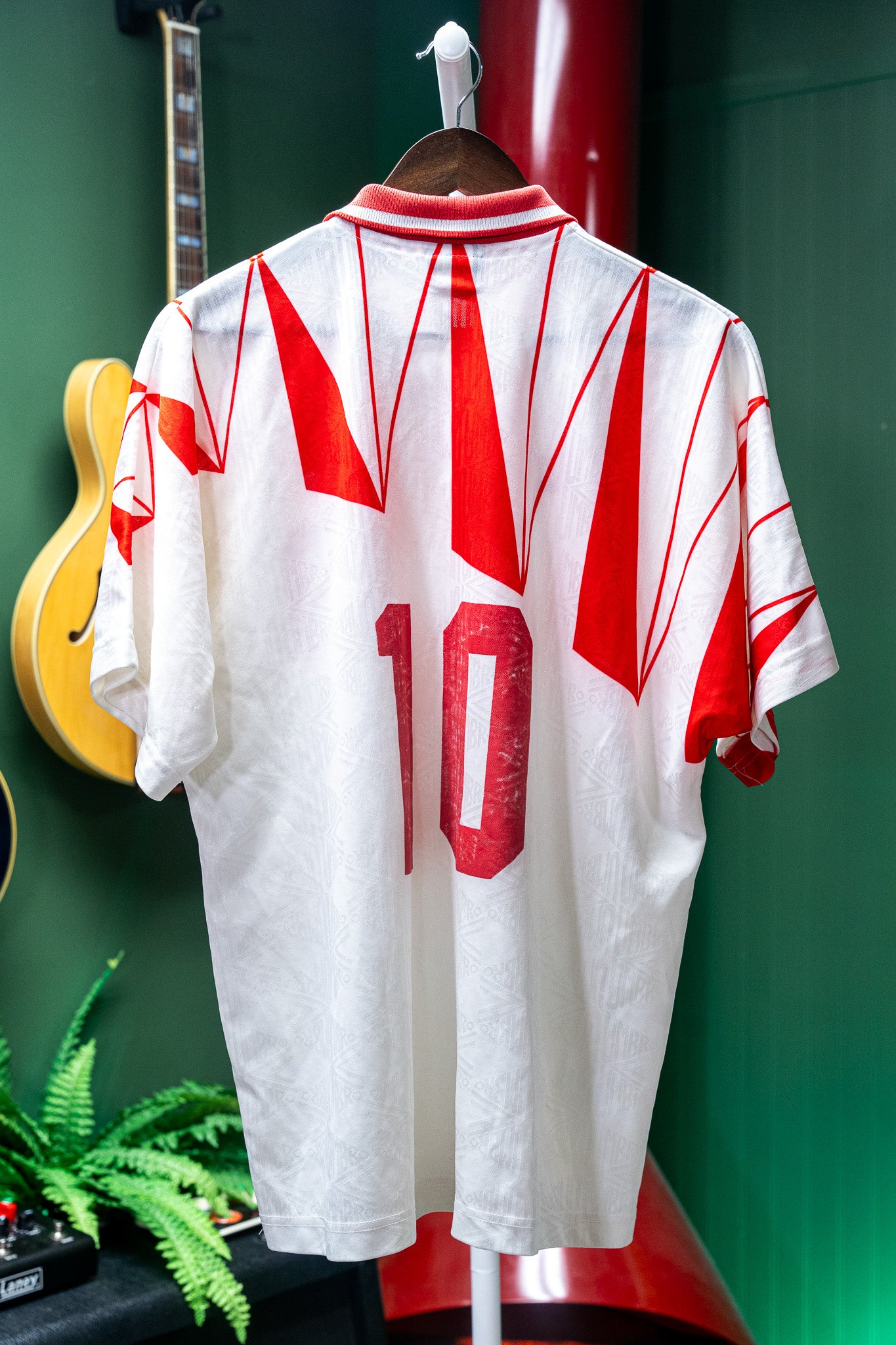 Vintage - Umbro 1990s Red & White Patterned Futbol/Soccer Jersey – #10 – Size Large
