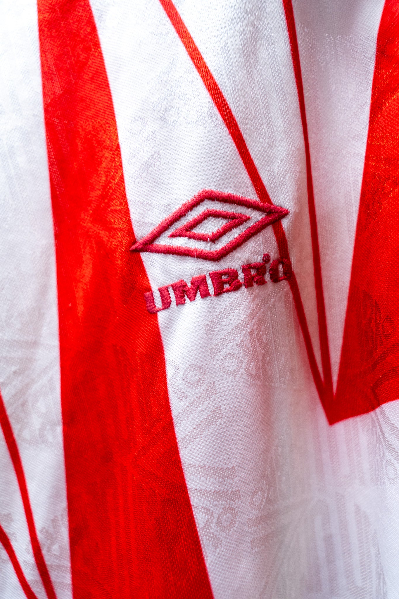 Vintage - Umbro 1990s Red & White Patterned Futbol/Soccer Jersey – #10 – Size Large