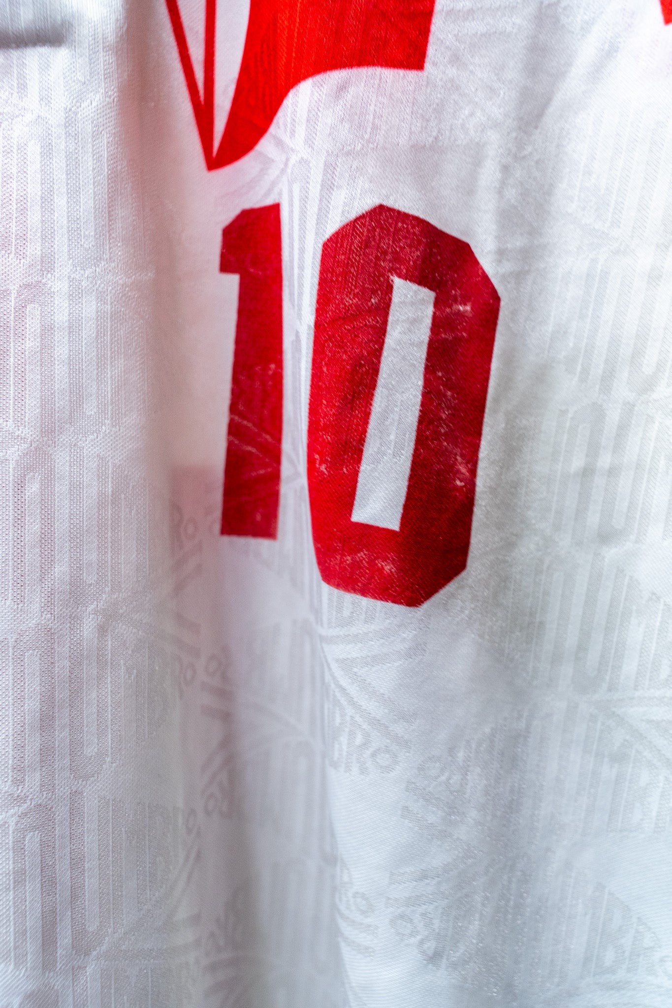 Vintage - Umbro 1990s Red & White Patterned Futbol/Soccer Jersey – #10 – Size Large
