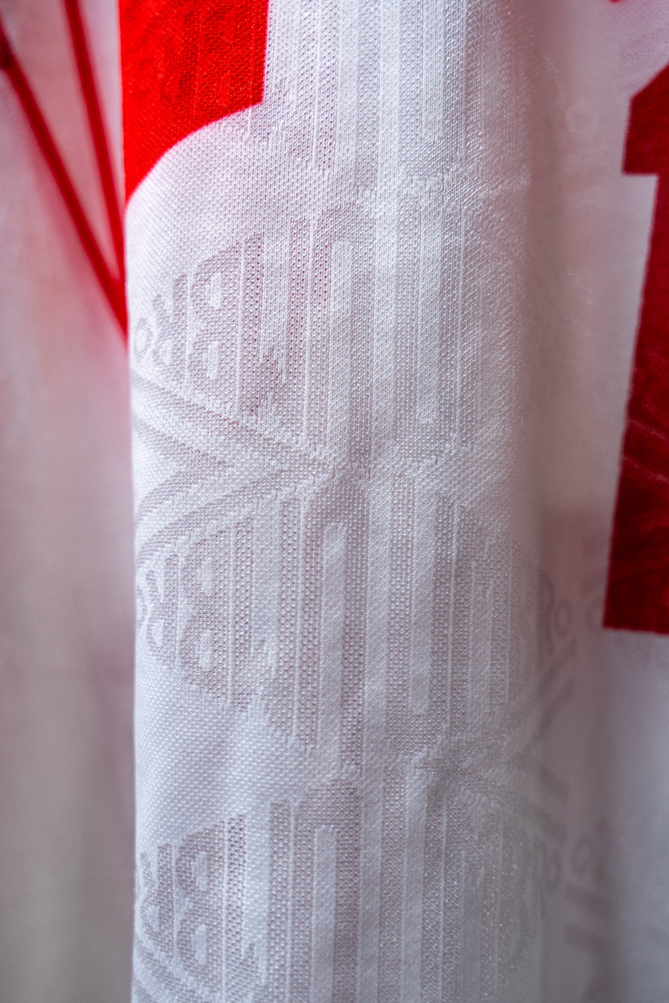Vintage - Umbro 1990s Red & White Patterned Futbol/Soccer Jersey – #10 – Size Large